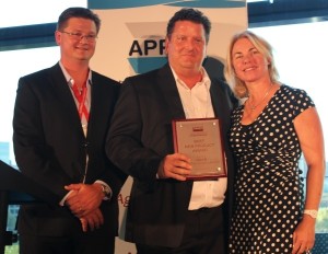 Mark Emmett of HMPS (centre) receives the Best New Product Award from PKN publisher Lindy Hughson, while APPMA chairman Mark Dingley looks on.